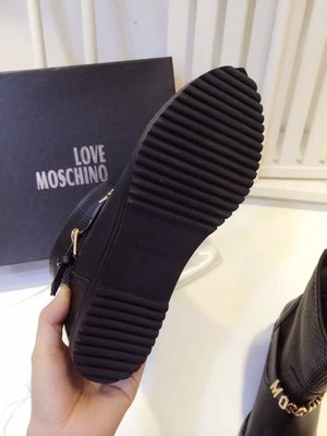 揭秘高端品质皮毛一体雪地靴 从工厂直供到实体代理的全链路解析